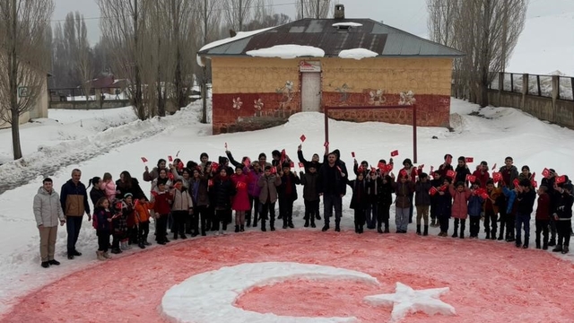 Öğrenciler kardan Türk bayrağı yaptı