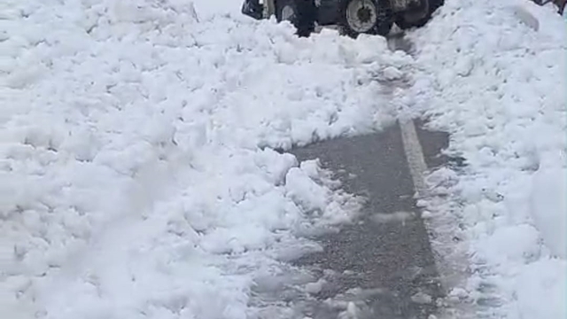 Van'da çığ düştü; kardan temizlenen yol yeniden kapandı