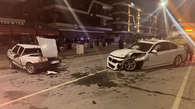 Ödemiş'te iki otomobilin çarpıştığı kazada 3 kişi yaralandı