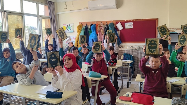 Anamur'da öğrencilere Kur'an-ı Kerim hediye edildi