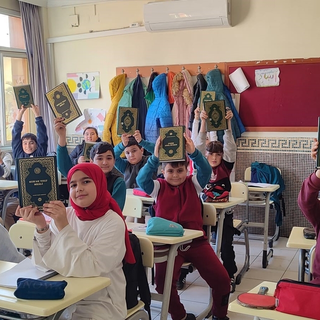 Anamur'da öğrencilere Kur'an-ı Kerim hediye edildi