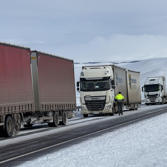 Ardahan'da buzlanma nedeniyle yolda kalan 16 tır kurtarıldı