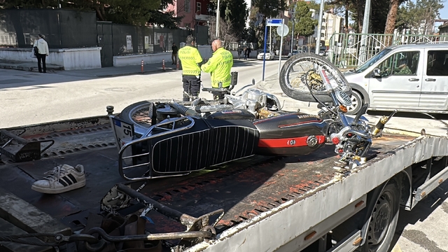 Motosiklet kavşağa kontrolsüz girerek otomobile çarptı: 1'i ağır 2 yaralı
Kaza anı güvenlik kamerasına yansıdı