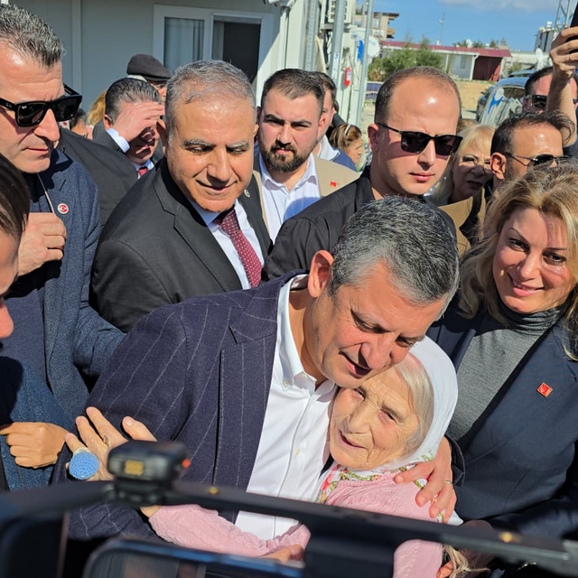 Özgür Özel, deprem şehitliğini ziyaret etti (2)