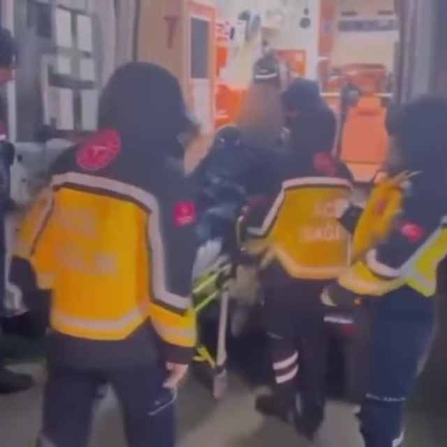 Balıkesir'de zorlu hava şartlarına rağmen sahil güvenlikten hayat kurtaran...