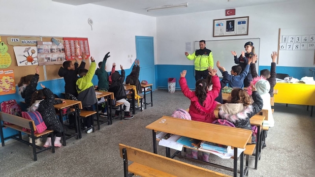 Yozgat'ta jandarma öğrencilere trafik eğitimi verdi