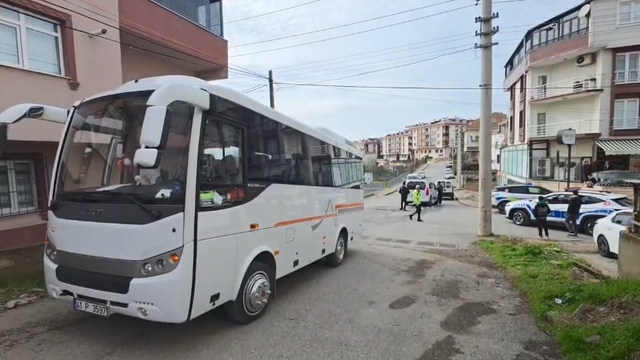 Okul çıkışı servis midibüsünün çarptığı 1'inci sınıf öğrencisi Elanur öldü