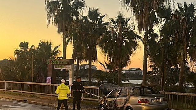 Alanya'da kazada alev alan otomobildeki yangın söndürüldü