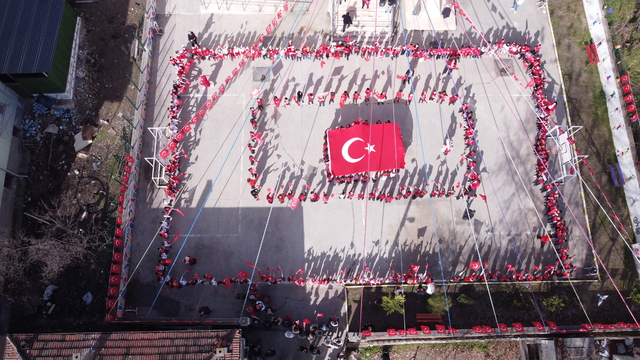 Karabük'te ilkokul öğrencilerinden "Bayrağa Saygı" yürüyüşü