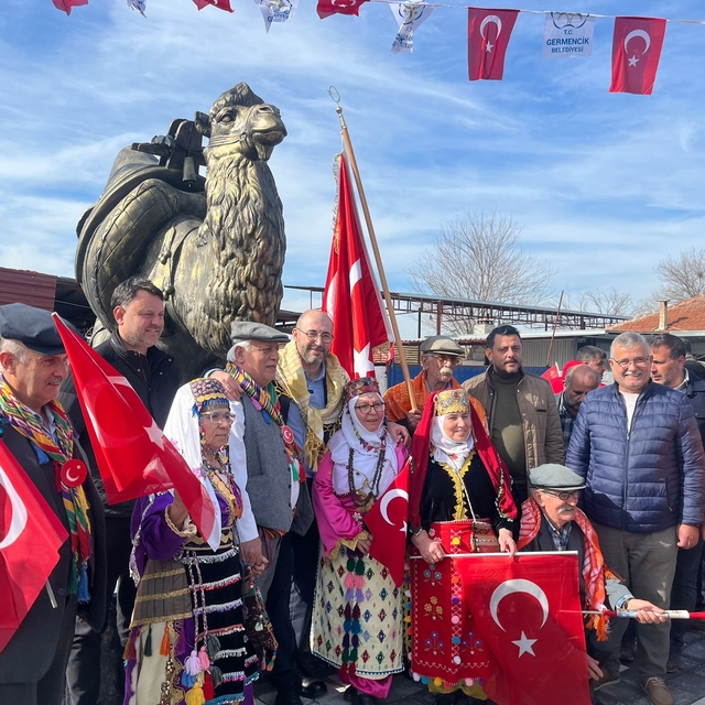Başkan Zencirci'den devesiyle ünlü Turanlar'a deve heykeli