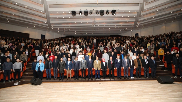 Türkiye'nin ilk astronotu Alper Gezeravcı: "Ay'a gitmek üzere ikinci görevin eşiğine gelmiştik, Mart ayına ötelendi şu anda"
Alper Gezeravcı, Uluslararası Uzay Kongresi (IAC) 2026 Kampüs Buluşmaları'nda AÜ'de öğrencilerle buluştu