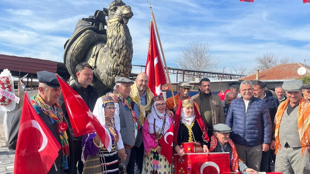 Başkan Zencirci'den devesiyle ünlü Turanlar'a deve heykeli