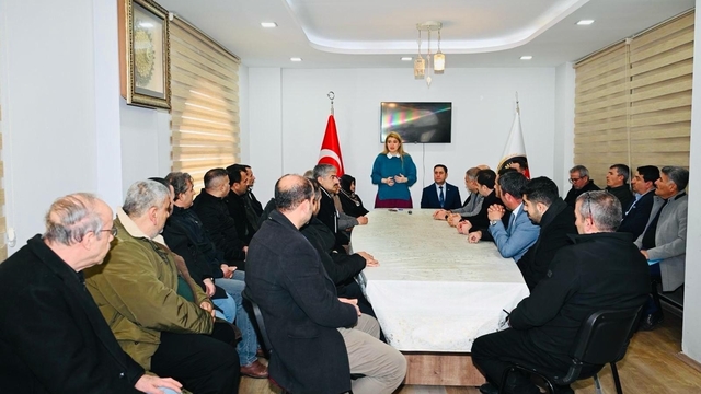 Milletvekili Ölmeztoprak muhtarlarla bir araya geldi
Mahallelerin talepleri değerlendirildi, Malatya için ortak çözüm vurgusu yapıldı