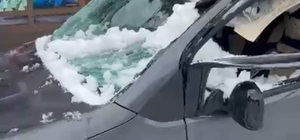Park halindeki aracın üzerine çatıdan kar kütlesi düştü