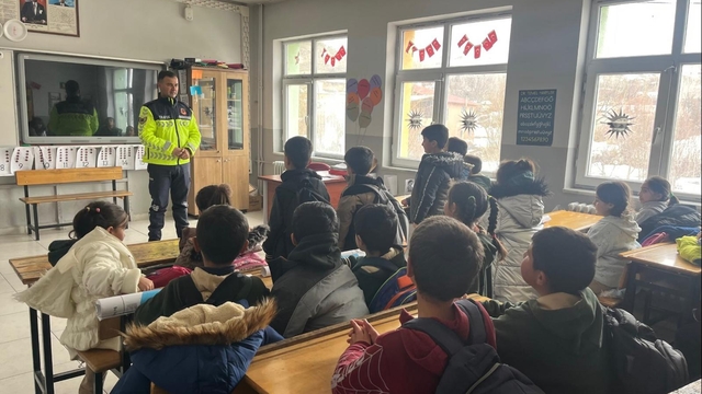 Van'da jandarma ekipleri öğrencileri meslekleri hakkında bilgilendirdi