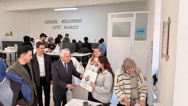 Çermik'te sınavlara hazırlanan gençlere kaynak kitap desteği
