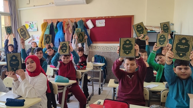 Anamur'da öğrencilere Kur'an-ı Kerim dağıtıldı