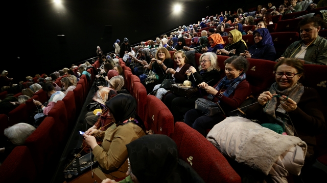 Sakarya'da sinemada buluşan kadınlar, film eşliğinde huzurevi sakinleri için örgü ördü