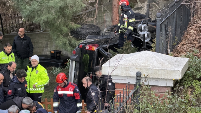 Trabzon'da kamyonet site bahçesine düştü: 2 yaralı