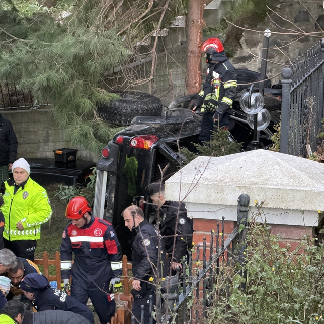 Trabzon'da kamyonet site bahçesine düştü: 2 yaralı