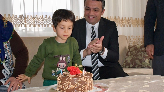 Dörtyol Kaymakamı Keklik'ten annesi vefat eden çocuğa doğum günü sürprizi