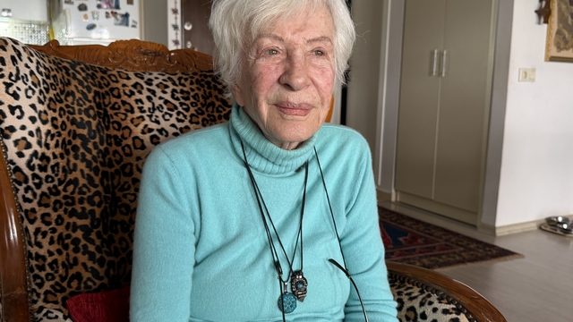 Defne Joy Foster'ın ölüm yıldönümünde "FETÖ" şüphesi yeniden gündeme geldi
Anne Hatice Nayman:
"Kızımın ölümünden FETÖ sorumludur"
"FETÖ lakabını ilk kızım kullanmıştı"
Defne Joy Foster, ölüm yıldönümünde mezarında sessizce anılırken, Kuşadası'nda adına lokma dağıtıldı