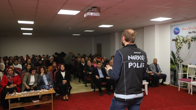 Aksu Belediyesi'nde bağımlılıkla mücadele eğitimi düzenlendi