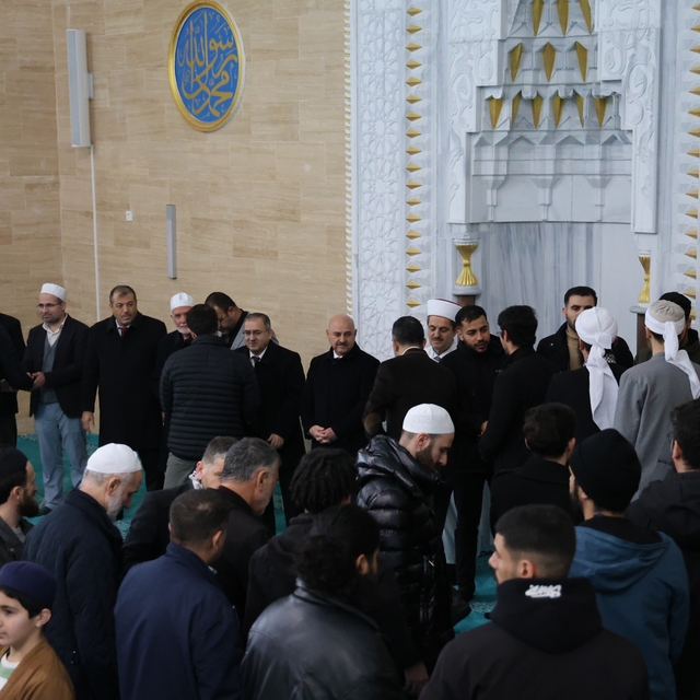 Filistinli öğrencinin şehit edilen ailesi için gıyabi cenaze namazı kılındı