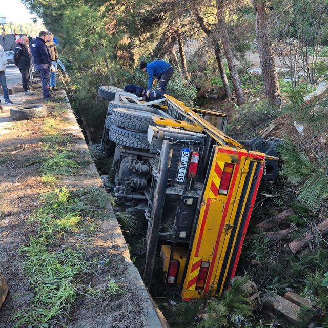 Otomobile çarpıp şarampole devrildi: 1 yaralı