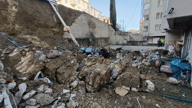 Tosya'da 7 otomobil çöken istinat duvarının altında kaldı