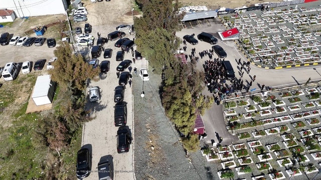 Özgür Özel'den 30 araçlık konvoyla deprem mezarlığına ziyaret