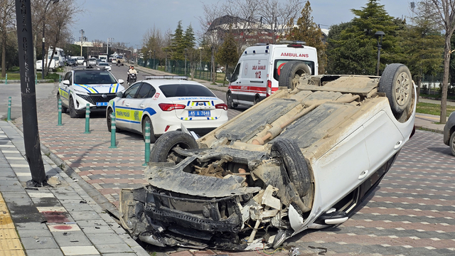 Manisa'da takla atan otomobildeki 2 kişi yaralandı