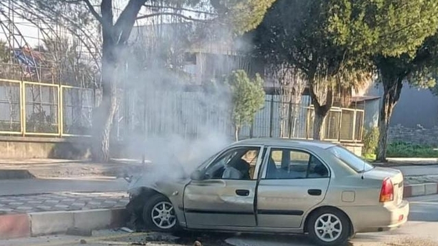 Manisa'da "dur" ihtarına uymayan otomobilin refüje çarptığı kazada 2 kişi yaralandı