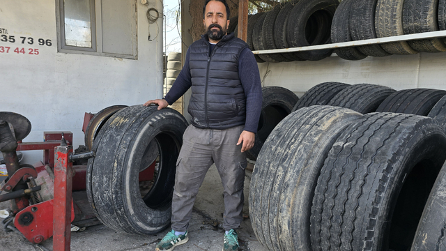 Manisa'da tamir için sökülen tır lastiğinin yola doğru ilerlemesi güvenlik kamerasında