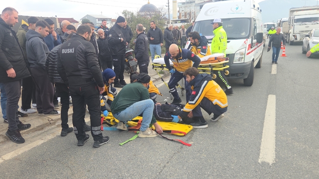 Otomobile çarpan motosiklet savruldu: 2 yaralı