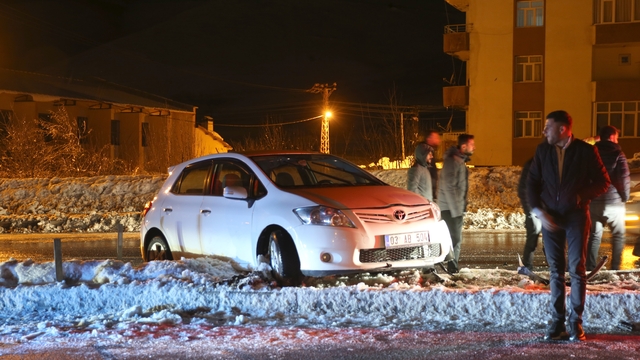 Bitlis'te buzlanma nedeniyle kontrolden çıkan 4 araç refüje çarptı