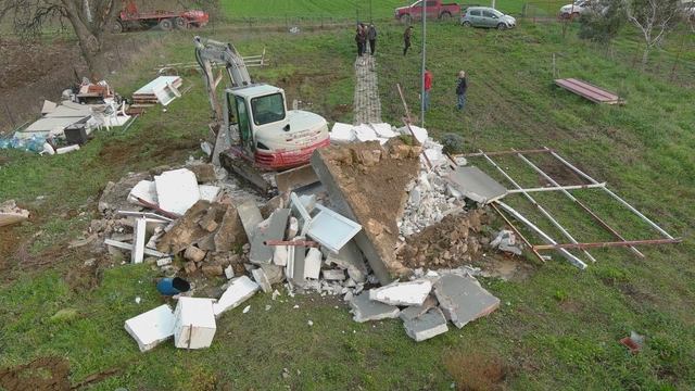 Çanakkale'de 10 kaçak yapı yıkıldı