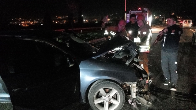 Kazada ağır hasar alan otomobilden yara almadan çıktı