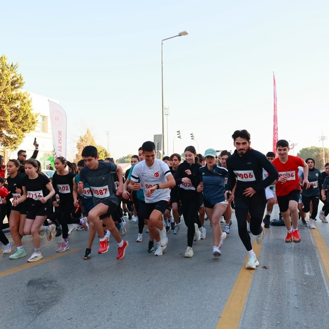 Atatürk Yol Koşusunda dereceye giren sporcular ödüllendirildi