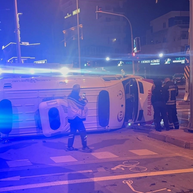 Hasta taşıyan ambulansla otomobil çarpıştı: 4 yaralı
Mersin'de entübe edilm...