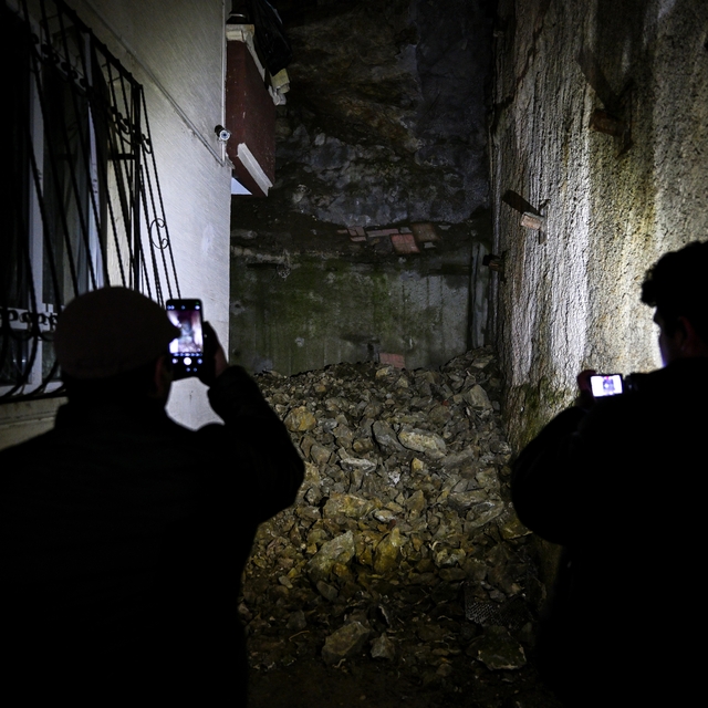Ankara'da çöken istinat duvarı nedeniyle tahliye edilen bina sakinleri mağd...