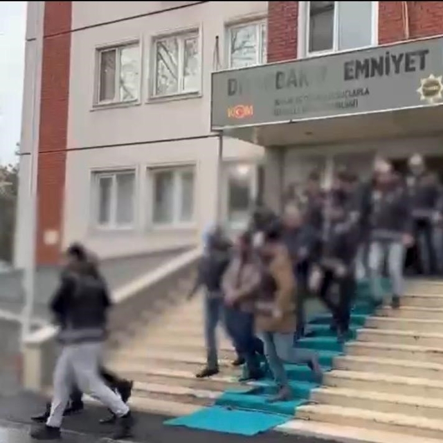 Diyarbakır'da tefecilik operasyonu: 6 tutuklama
Galerici görünümünde tefeci...