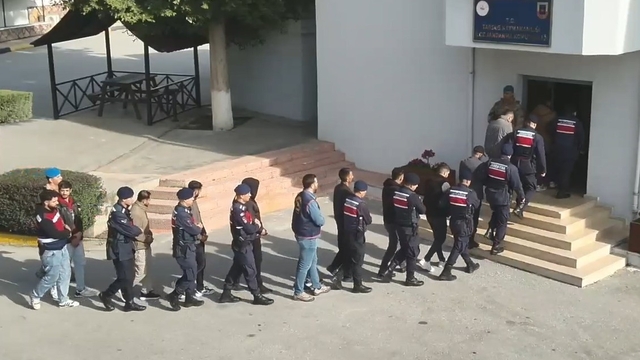 Mersin'de zehir tacirlerine şafak operasyonu: 43 gözaltı, 448 bin sentetik hap ele geçirildi
Mersin Valisi Atilla Toros:
"Şafak vakti başlatılan operasyona 233 kahraman jandarmamız, 66 araç, 3 dron ve 3 narkotik dedektör köpeği katıldı"
"Eş zamanlı olarak 43 farklı adrese baskın düzenlendi, 43 şüpheli gözaltına alındı"
"Toplam 8 kilo 551 gram çeşitli türlerde uyuşturucu madde ile 448 bin 71 adet sentetik hap ele geçirildi"