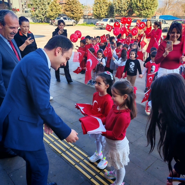 Karpuzlu'da miniklerden bayrağa saygı