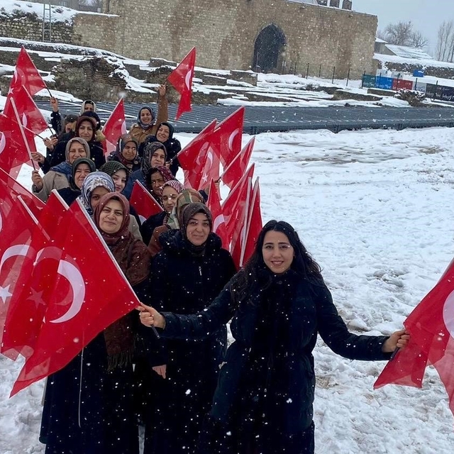 Van Kalesi'nde kadınlardan bayrak sevgisi yürüyüşü