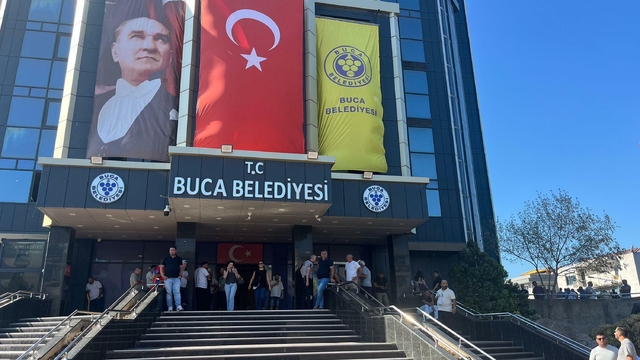 İzmir'in Buca Belediyesi'ne operasyon: 25 gözaltı (2)