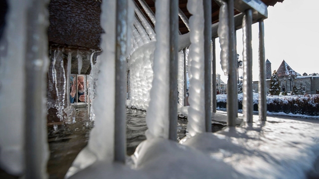 Erzurum'da soğuklar etkili oluyor; Çeşme ve şadırvanlar dondu