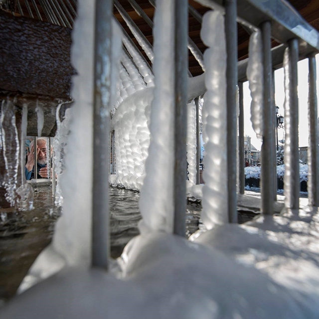 Erzurum'da soğuklar etkili oluyor; Çeşme ve şadırvanlar dondu