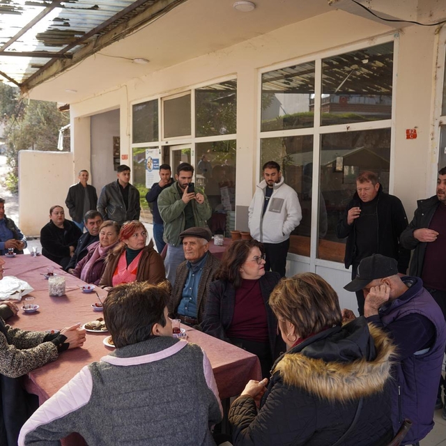 Başkan Subaşı, yangın sonrasında yeniden inşa edilen evin sakinleriyle bir...