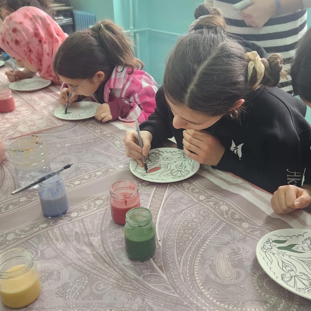 Öğrencilerden çini boyama etkinliği